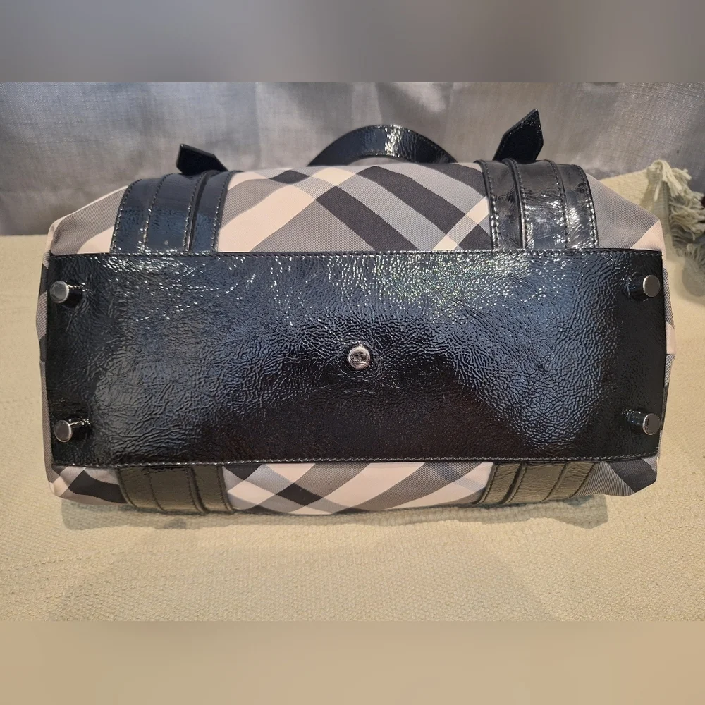 Burberry Victoria Black And White Nova Check Tote/bag